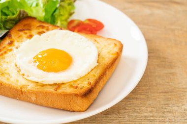 Peynirli ev yapımı ekmek ve kahvaltıda sebze salatasıyla birlikte kızarmış yumurta.