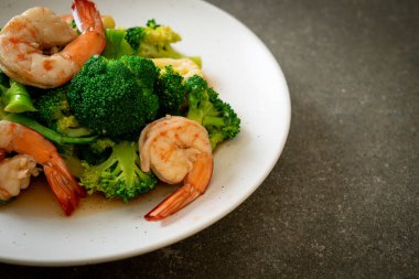 Karidesli kızarmış brokoli. Ev yapımı.