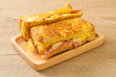 Ev yapımı Fransız tostu jambonlu, yumurtalı peynirli sandviç.