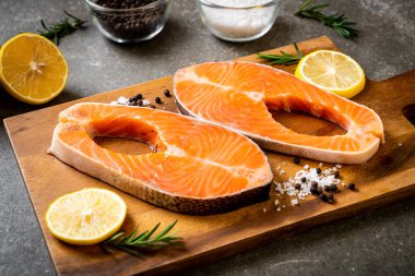 İçinde malzeme olan taze çiğ somon filetosu bifteği.