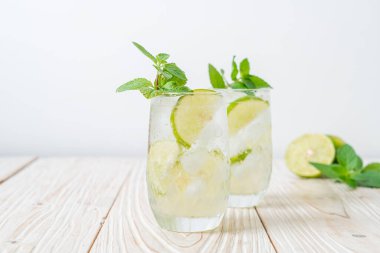 Naneli buzlu limonlu soda, ferahlatıcı içecek.