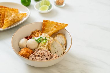 Balık köfteli baharatlı erişte ve çorbasız karides köftesi. Asya usulü.