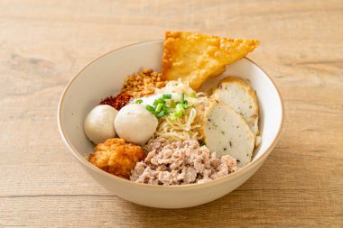 Balık köfteli baharatlı erişte ve çorbasız karides köftesi. Asya usulü.