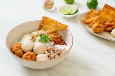 Balık köfteli ve karides köfteli baharatlı pirinç eriştesi. Asya usulü.