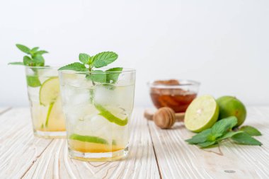 Naneli buzlu bal ve limonlu soda, ferahlatıcı içecek.