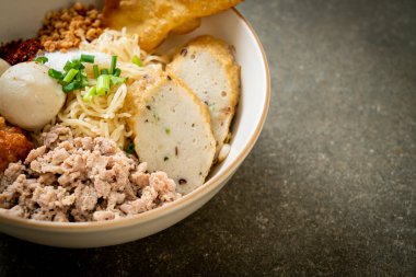 Balık köfteli baharatlı erişte ve çorbasız karides köftesi. Asya usulü.