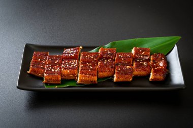Dilimlenmiş yılan balığı ya da soslu ızgara unagi (Kabayaki) - Japon yemeği tarzı.