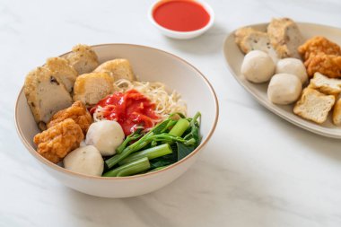 Balık köfteli erişte ve pembe soslu karides köftesi, Yen Ta Four veya Yen Ta Fo - Asya yemeği tarzı