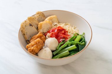 Balık köfteli erişte ve pembe soslu karides köftesi, Yen Ta Four veya Yen Ta Fo - Asya yemeği tarzı