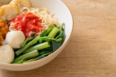 Balık köfteli erişte ve pembe soslu karides köftesi, Yen Ta Four veya Yen Ta Fo - Asya yemeği tarzı