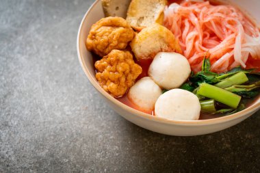 Balık köfteli küçük pirinç erişteleri ve pembe çorbada karides topları, Yen Ta Four veya Yen Ta Fo - Asya yemeği tarzı