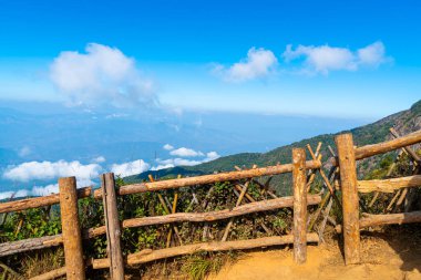 Tayland, Chiang Mai 'deki Kew Mae Pan Doğa Yolu' nda bulutlu ve mavi gökyüzü olan güzel bir dağ tabakası.