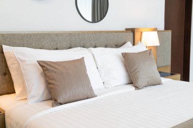 İç dekorasyon odasındaki güzel yastık.