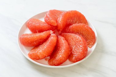 Taze kırmızı pomelo meyvesi ya da tabakta greyfurt