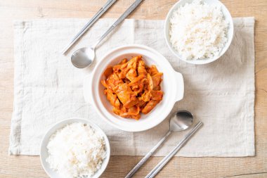 Kore usulü kimchi ile kızartılmış domuz eti.