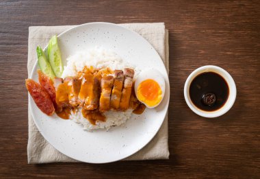 Pirinçli çıtır domuz eti ve barbekü sosu.