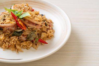 Ev yapımı Basil ve Baharatlı Bitki Kızarmış Pirinç Kalamar veya Ahtapot - Asya yemek tarzı