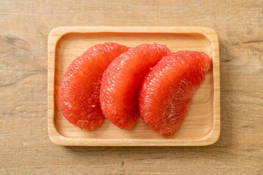 Taze kırmızı pomelo meyvesi ya da tabakta greyfurt
