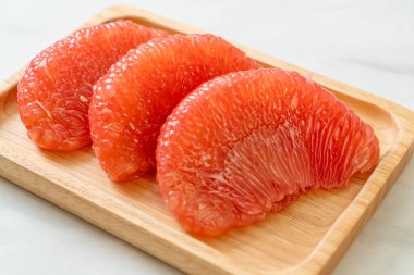 Taze kırmızı pomelo meyvesi ya da tabakta greyfurt