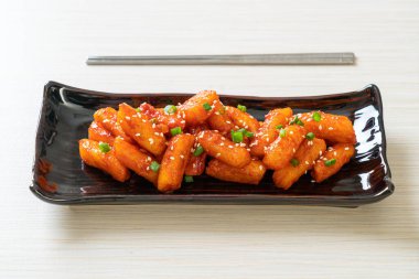 Kore usulü baharatlı pirinç keki (Tteokbokki).