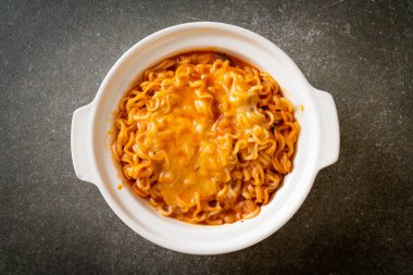 Mozzarella peynirli baharatlı hazır şehriye kasesi.