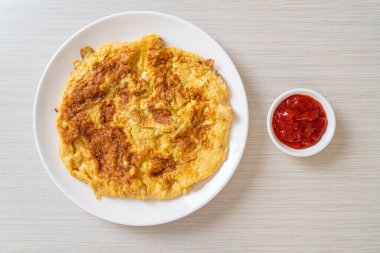 Omlet ya da ketçaplı omlet.