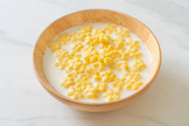 Kahvaltıda taze süt ve tahıl gevreği.