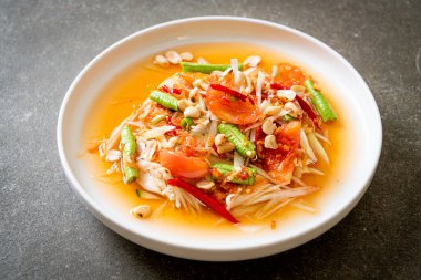 Papaya baharatlı salata - somtam - Tayland geleneksel sokak yemekleri tarzı