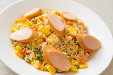 Sosisli pilav ve karışık sebze.