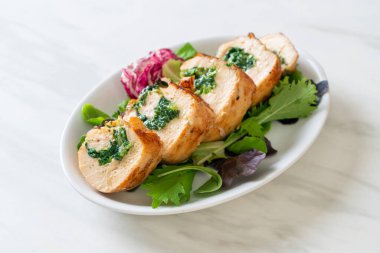 Peynir ve ıspanakla doldurulmuş fırında tavuk göğsü.