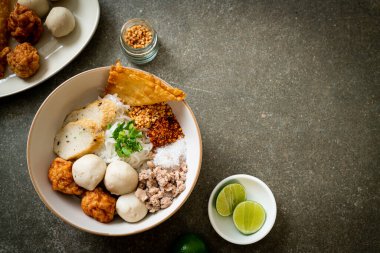 Balık köfteli ve karides köfteli baharatlı pirinç eriştesi. Asya usulü.