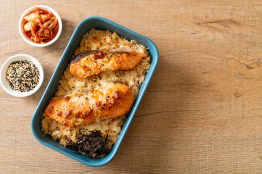 Peynirli fırında somon ve baharatlı miso kasesi.