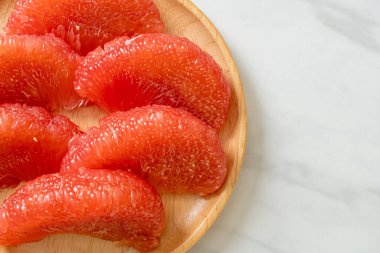 Taze kırmızı pomelo meyvesi ya da tabakta greyfurt