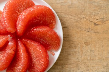 Taze kırmızı pomelo meyvesi ya da tabakta greyfurt