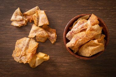 Çıtır Taro cipsi - kızarmış ya da fırında pişirilmiş taro.