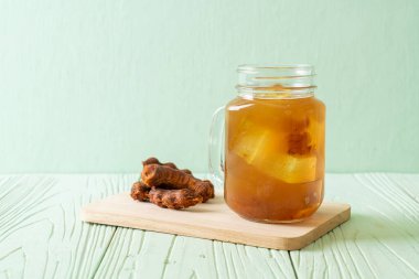 Lezzetli tatlı içecek demirhindi suyu ve buz küpü - sağlıklı içecek tarzı