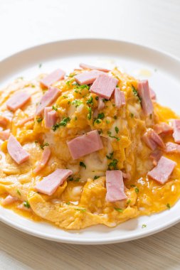 Pirinçli kremalı omlet veya jambonlu pilav ve yumuşak omlet.