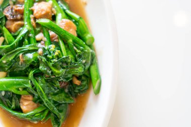 Çin lahanalı kızarmış balık, Asya usulü.