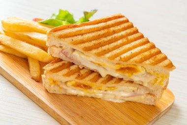 jambonlu sandviç, yumurta ve patates.