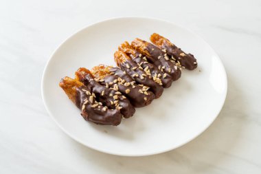 Güneş ışığı kurumuş muz çikolata kaplama veya muz soslu çikolata