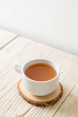 Zencefil köklü taze ve sıcak zencefil suyu bardağı - sağlıklı içecek tarzı