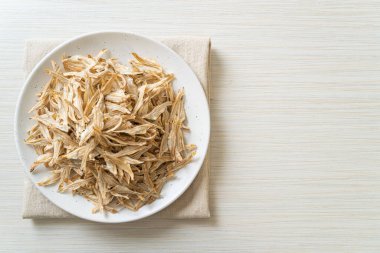 Kurutulmuş küçük çıtır balık.