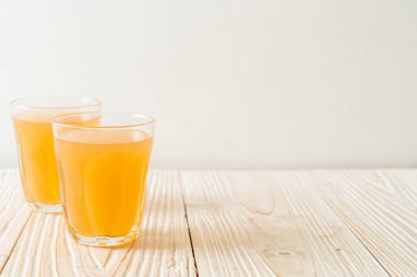 Zencefil köklü taze ve sıcak zencefil suyu bardağı - sağlıklı içecek tarzı