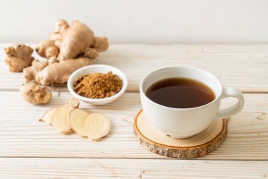 Zencefil köklü sıcak ve tatlı zencefil suyu bardağı.