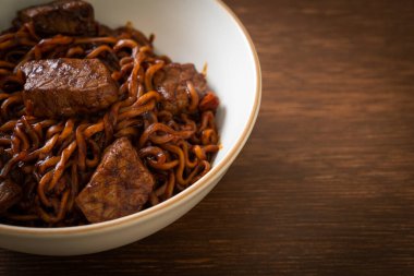 Jjapaguri ya da Chapaguri, Kore Kara Fasulye Baharatlı Erişte - Kore usulü