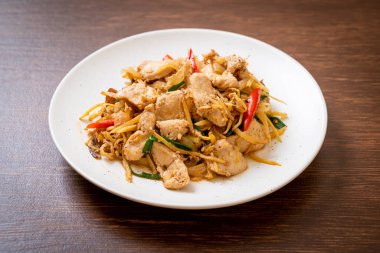 Zencefilli kızarmış tavuk. Asya usulü.