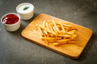 Patates kızartması ya da ekşi krema ve ketçaplı patates cipsi.