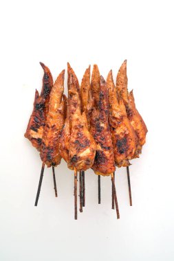 Beyaz arka planda izole edilmiş ızgara tavuk kanadı veya ızgara tavuk kanadı.