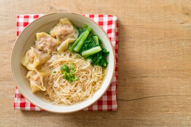 Yumurtalı erişte ile domuz çorbası veya domuz köftesi çorbası ve sebze - Asya yemeği tarzı.