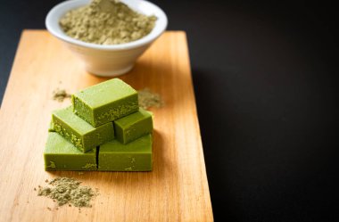 Taze ve yumuşak kibrit, yeşil çay tozlu yeşil çikolata.